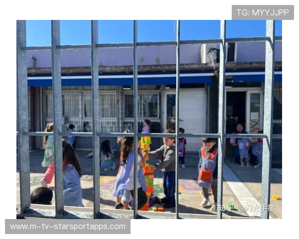 球队大巴遭遇交通堵塞，球员被迫下车徒步前往球场